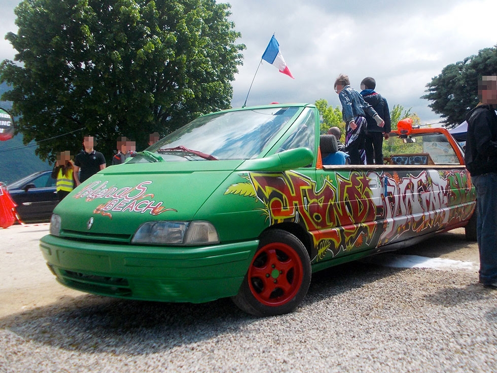 Décoration d'une voiture-piscine à la bombe aérosol