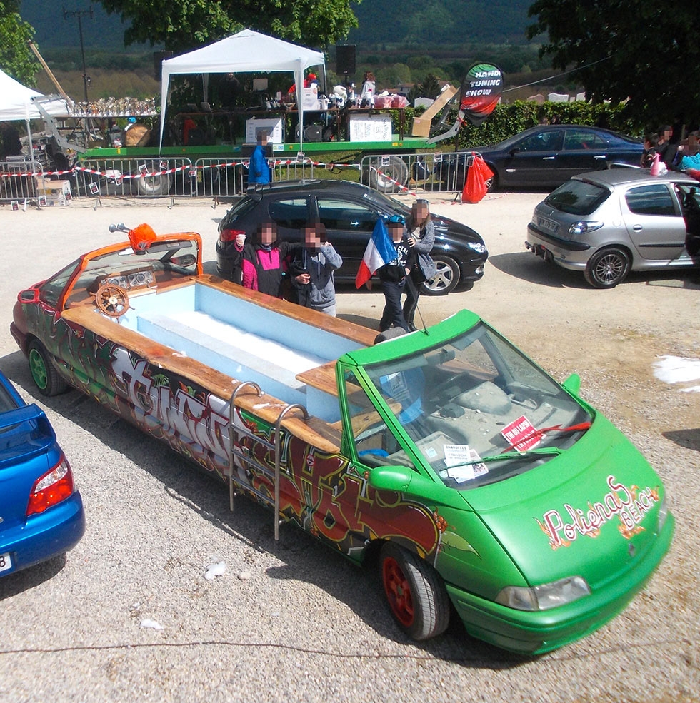 Décoration d'une voiture-piscine à la bombe aérosol