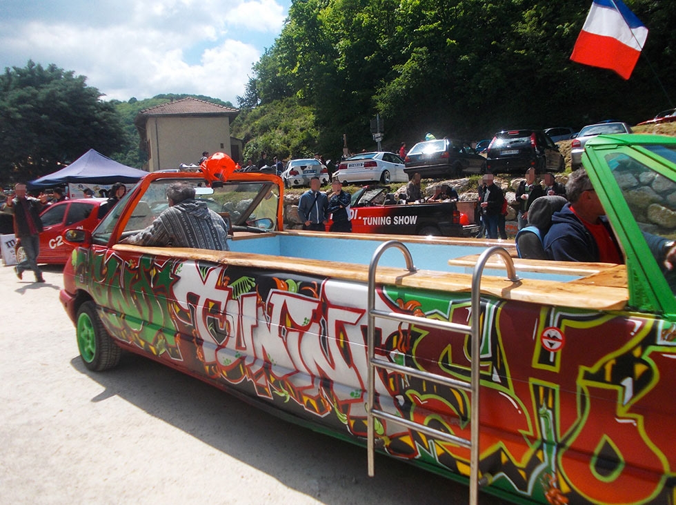 Décoration d'une voiture-piscine à la bombe aérosol