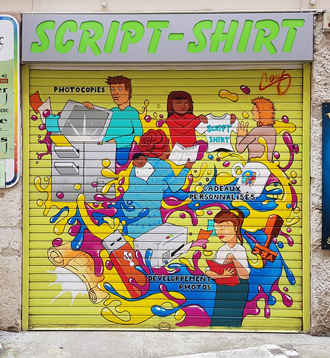 Script Shirt - Décoration d'une devanture de commerce à l'aérosol